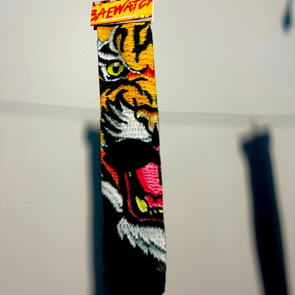 Bae watch tiger socks !!! - Picture 2 of 2